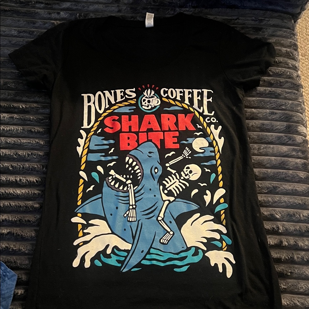 Bones coffee Shark Bite Graphic Tee - Black